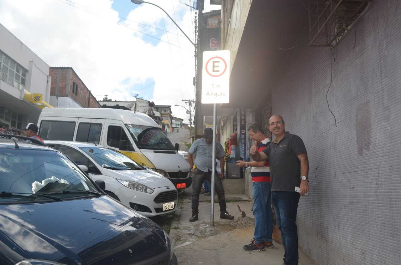 Primeiras placas de Sinalização já começam a ser instalada no centro de Camacã